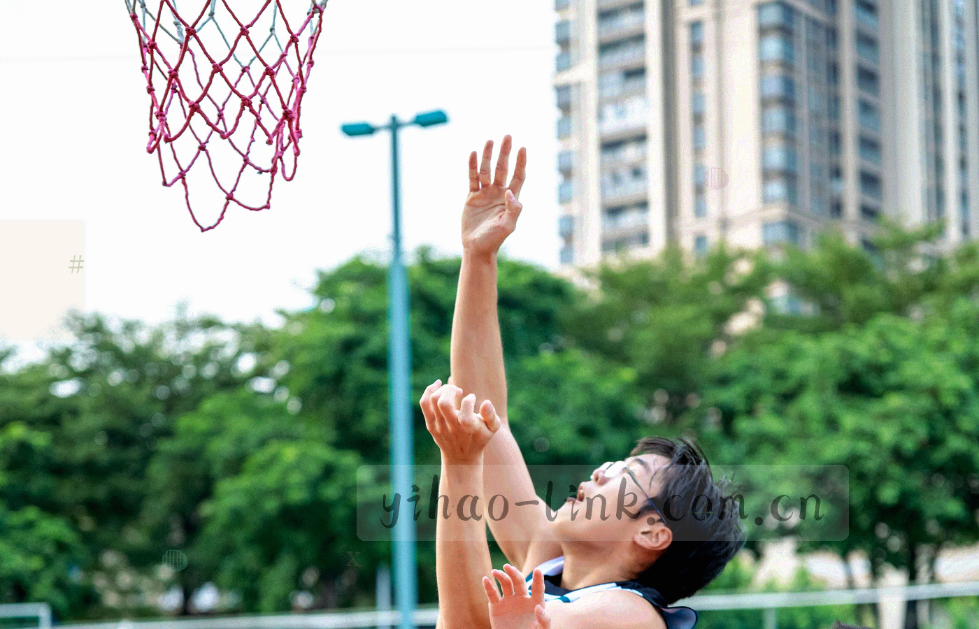 三块并列的暗色权益卡片悬浮在墨蓝背景中，边缘泛金光